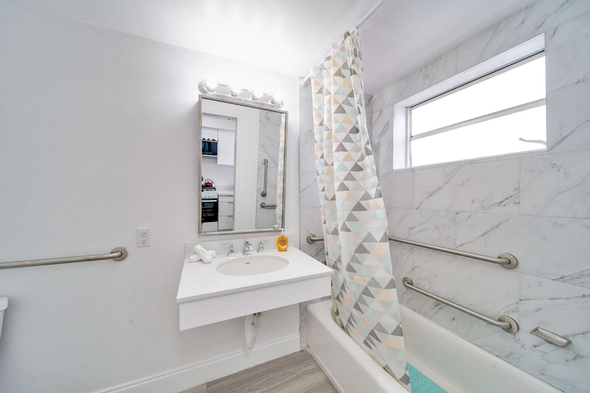 Deco Beachside Apt, W/2 Queen Beds, Washer/Dryer Miami Beach Exterior photo